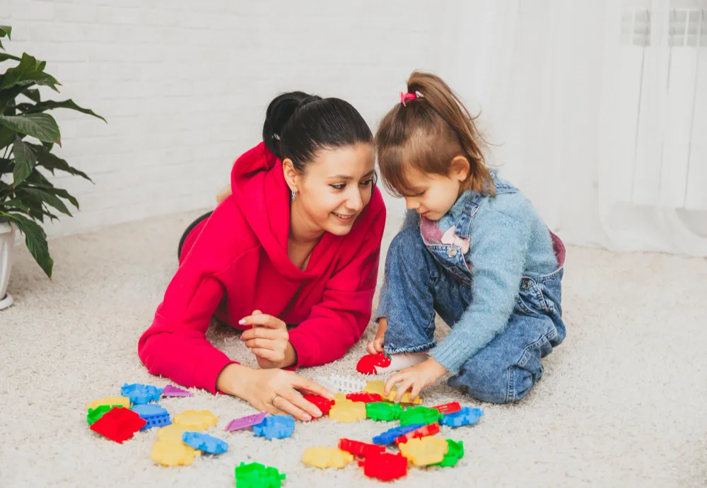 Mãe e filho autista brincam com blocos coloridos, buscando BPC LOAS.